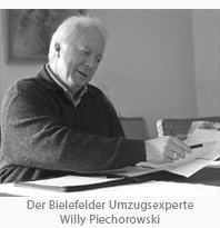 Geschäftsführer Willy Piechorowski bei der Arbeit mit einem Umzugswagen der Umzugsgesellschaft Bielefeld.